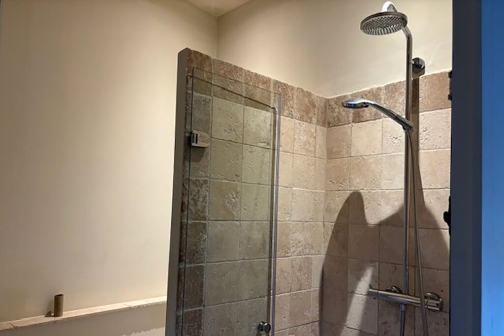 Douche, sèche-cheveux, serviettes fournies, savon