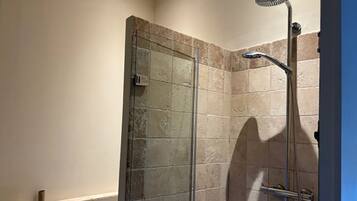 Een douche, een haardroger, handdoeken, zeep