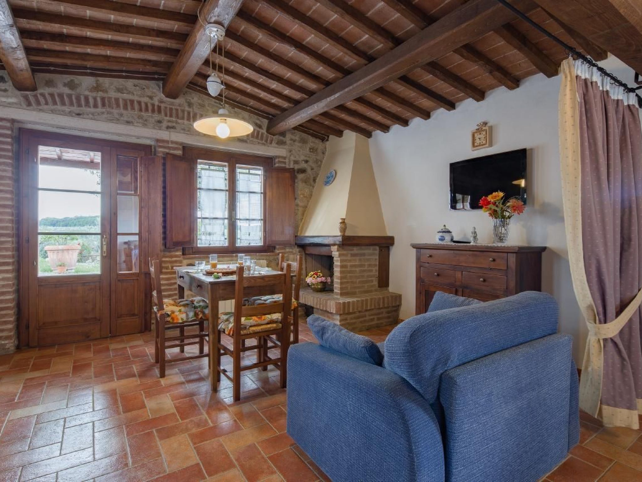 Télévision, cheminée