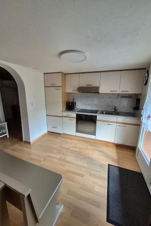 Kühlschrank, Ofen, Kochgeschirr/Geschirr/Besteck