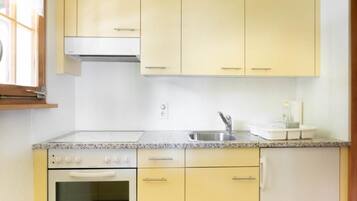 Køleskab, ovn, køkkentøj/tallerkener/redskaber