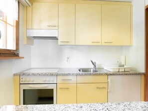 冷蔵庫、オーブン、調理器具と食器