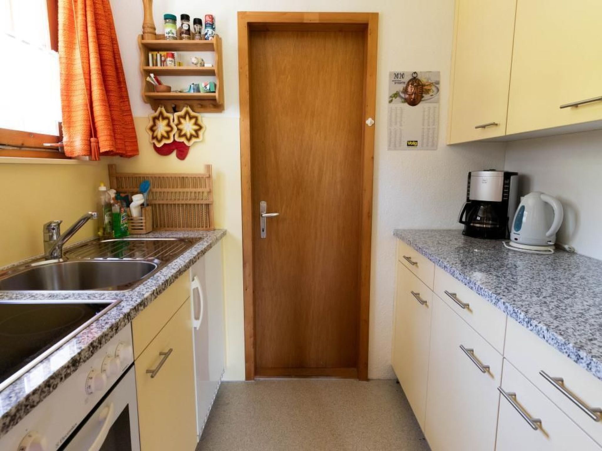 Køleskab, ovn, køkkentøj/tallerkener/redskaber