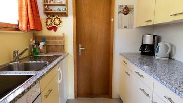 Køleskab, ovn, køkkentøj/tallerkener/redskaber