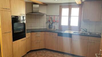 Fridge, oven, dishwasher, cookware/dishes/utensils