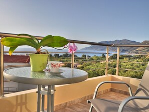 Outdoor dining - "Sirocco" mit Blick auf das Wasser by Interhome (Kissamos Kriti)