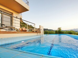 Pool - "Sirocco" mit Blick auf das Wasser by Interhome (Kissamos Kriti)