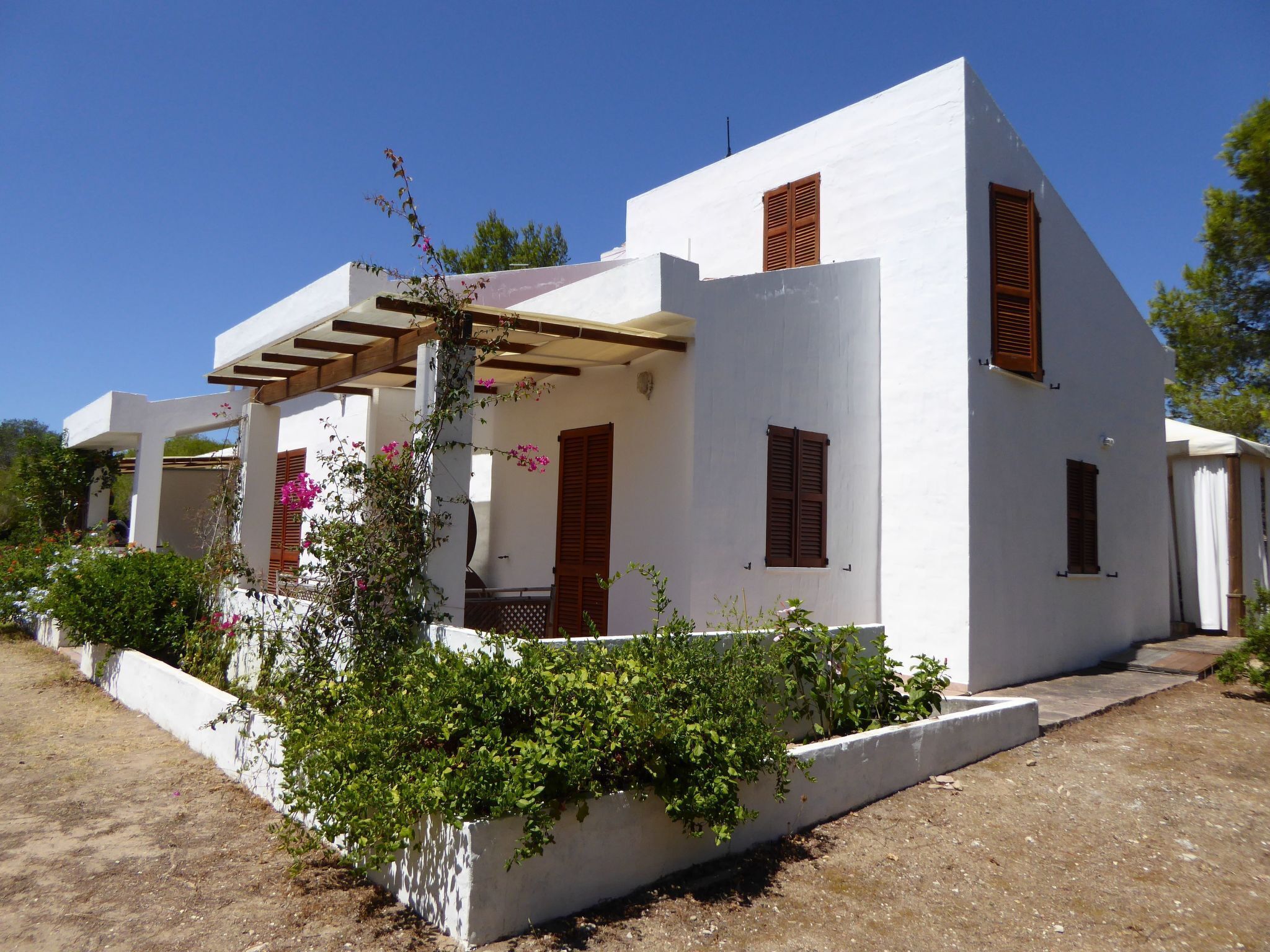 المنشأة من الخارج