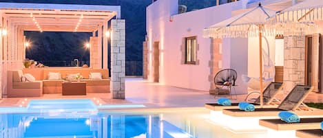 حمّام سباحة مُدفَّأ