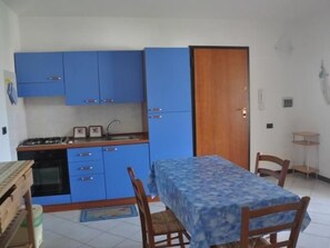 Fridge, microwave, oven, cookware/dishes/utensils - Unterkunft mit Terrasse am Meer by Interhome (Calasetta)
