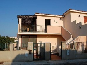 Exterior - Unterkunft mit Terrasse am Meer by Interhome (Calasetta)