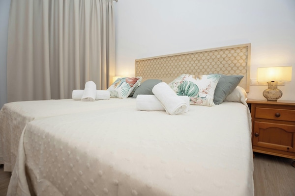 Deluxe Studio, 2 Bedrooms, Smoking | Interior