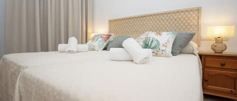 Leilighet – deluxe, 2 soverom, ikke-røyk | Blendingsgardiner, lydisolert, strykejern/-brett og wi-fi (inkludert)