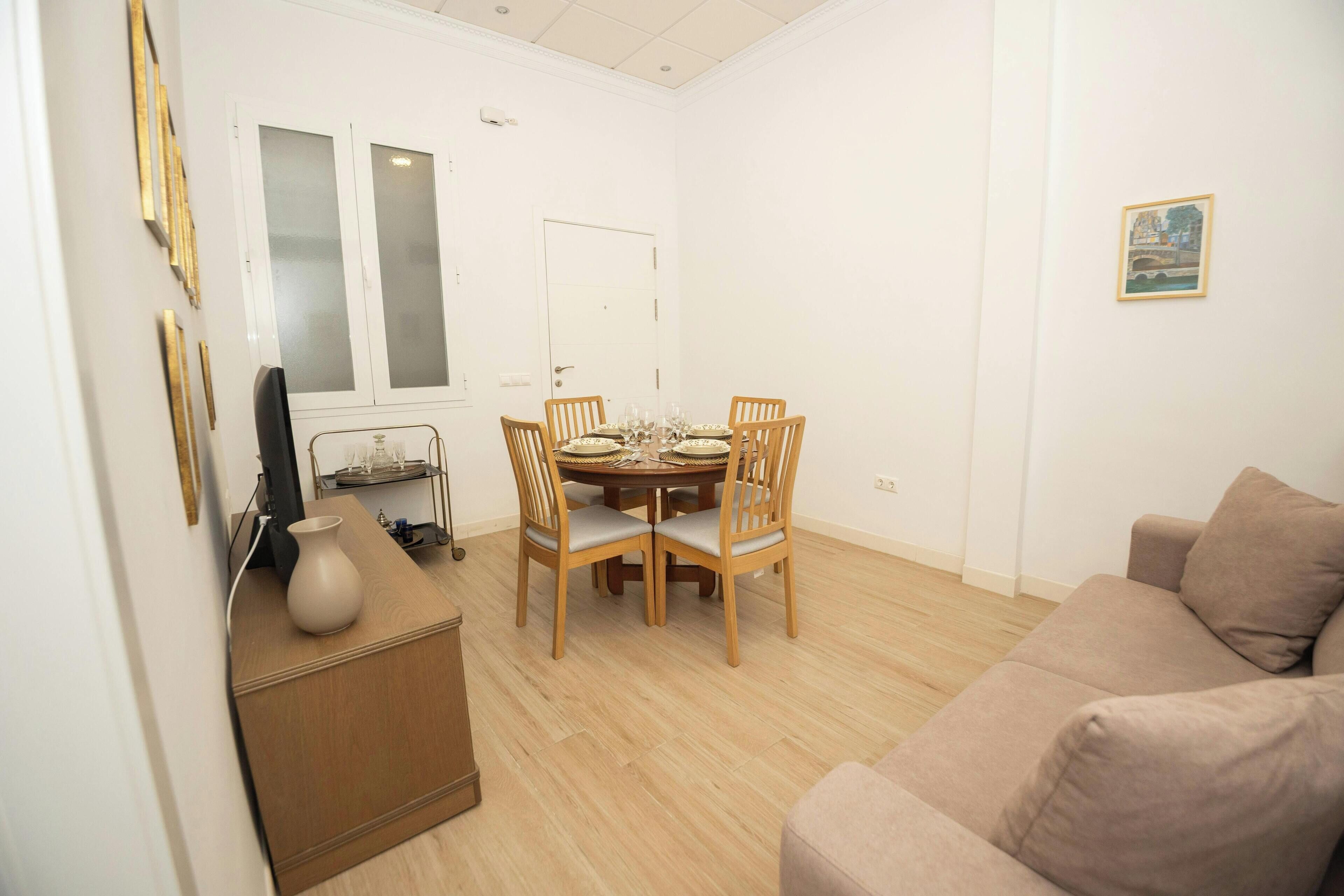 Deluxe Studio, 2 Bedrooms, Smoking | Interior