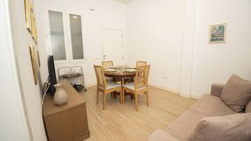Deluxe Studio, 2 Bedrooms, Smoking | Interior