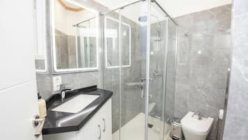Deluxe Studio, 2 Bedrooms, Smoking | Interior