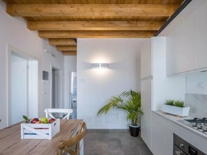 Frigorifero, forno, lavastoviglie, pentole/stoviglie/utensili