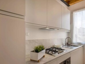 Frigorifero, forno, lavastoviglie, pentole/stoviglie/utensili