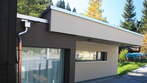 Un edificio moderno con amplias ventanas y techo plano.