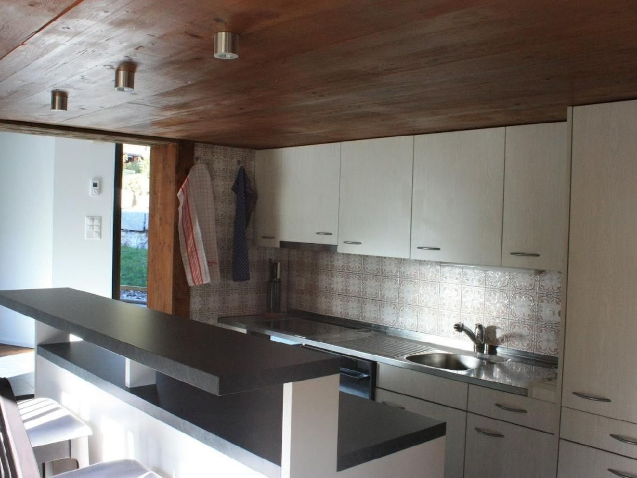 冷蔵庫、オーブン、食器洗い機、調理器具と食器