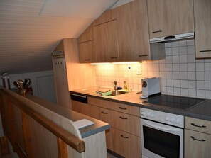 Køleskab, ovn, opvaskemaskine, køkkentøj/tallerkener/redskaber
