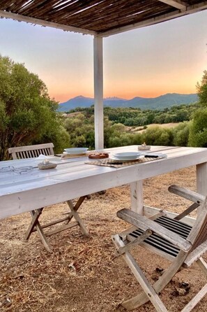 Outdoor dining - Stazzo mit Garten in Luogosanto by Interhome (Bassacutena)