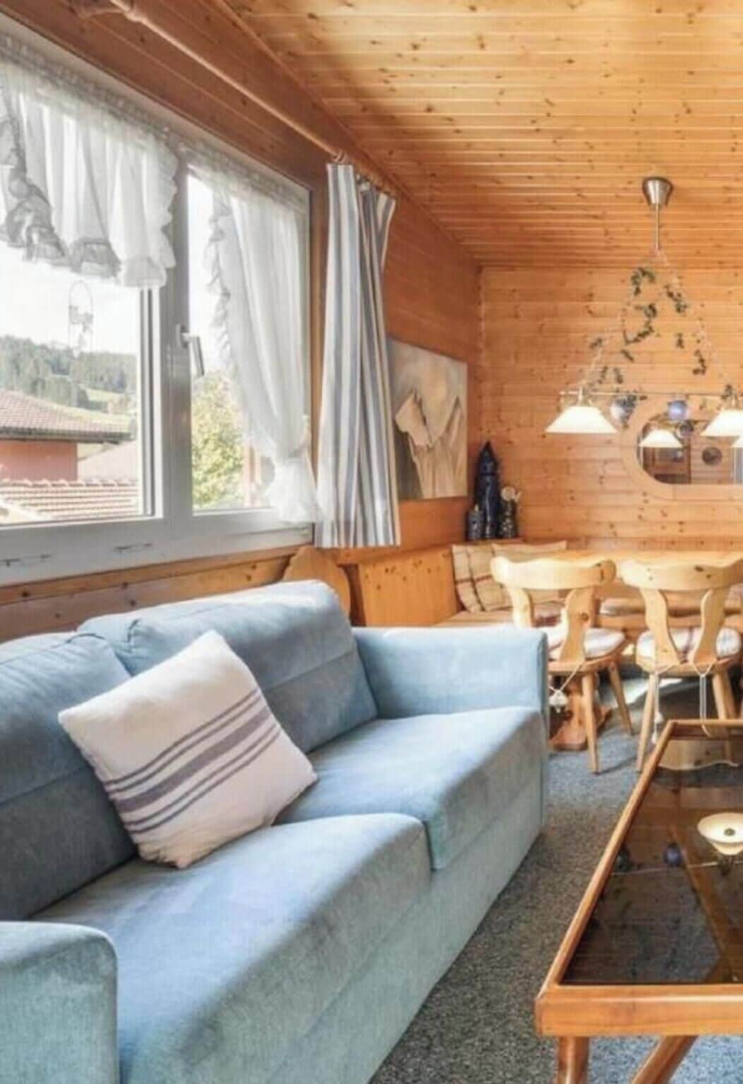 Fernseher, Kamin, DVD-Player