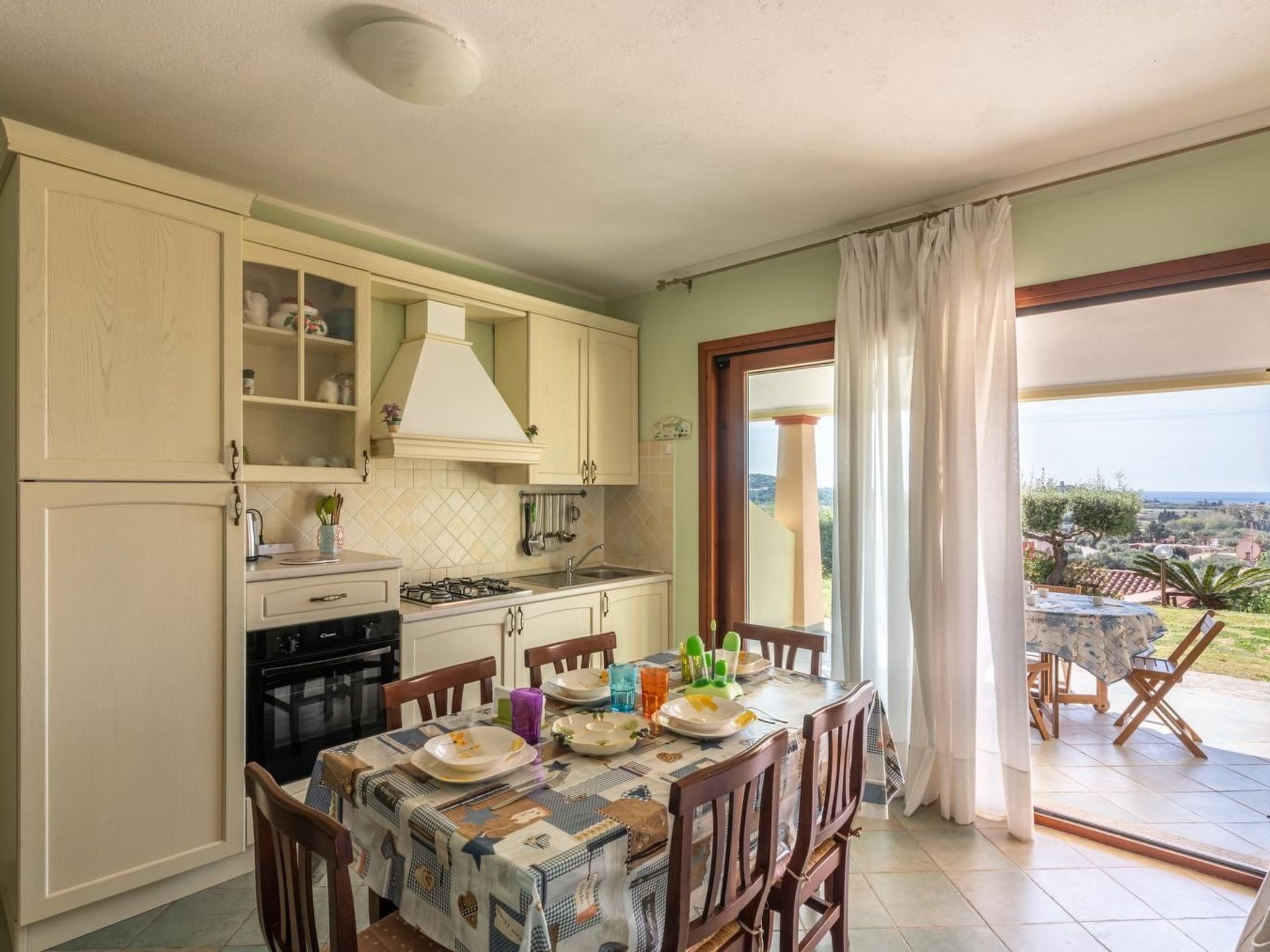 Kühlschrank, Mikrowelle, Ofen, Kochgeschirr/Geschirr/Besteck