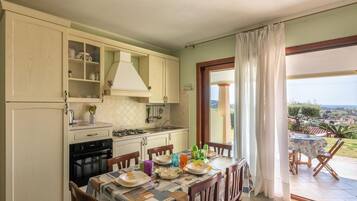 KĂŒhlschrank, Mikrowelle, Ofen, Kochgeschirr/Geschirr/Besteck