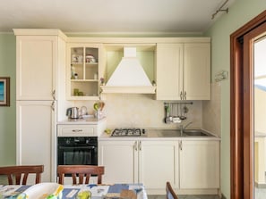 Kühlschrank, Mikrowelle, Ofen, Kochgeschirr/Geschirr/Besteck