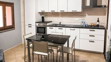Kühlschrank, Ofen, Geschirrspüler, Kochgeschirr/Geschirr/Besteck