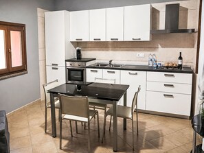 Kühlschrank, Ofen, Geschirrspüler, Kochgeschirr/Geschirr/Besteck