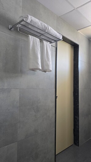 Villa de lujo, patio, vista al jardín | Baño | Amenidades de baño gratuitas, jabón, shampoo, papel de baño 