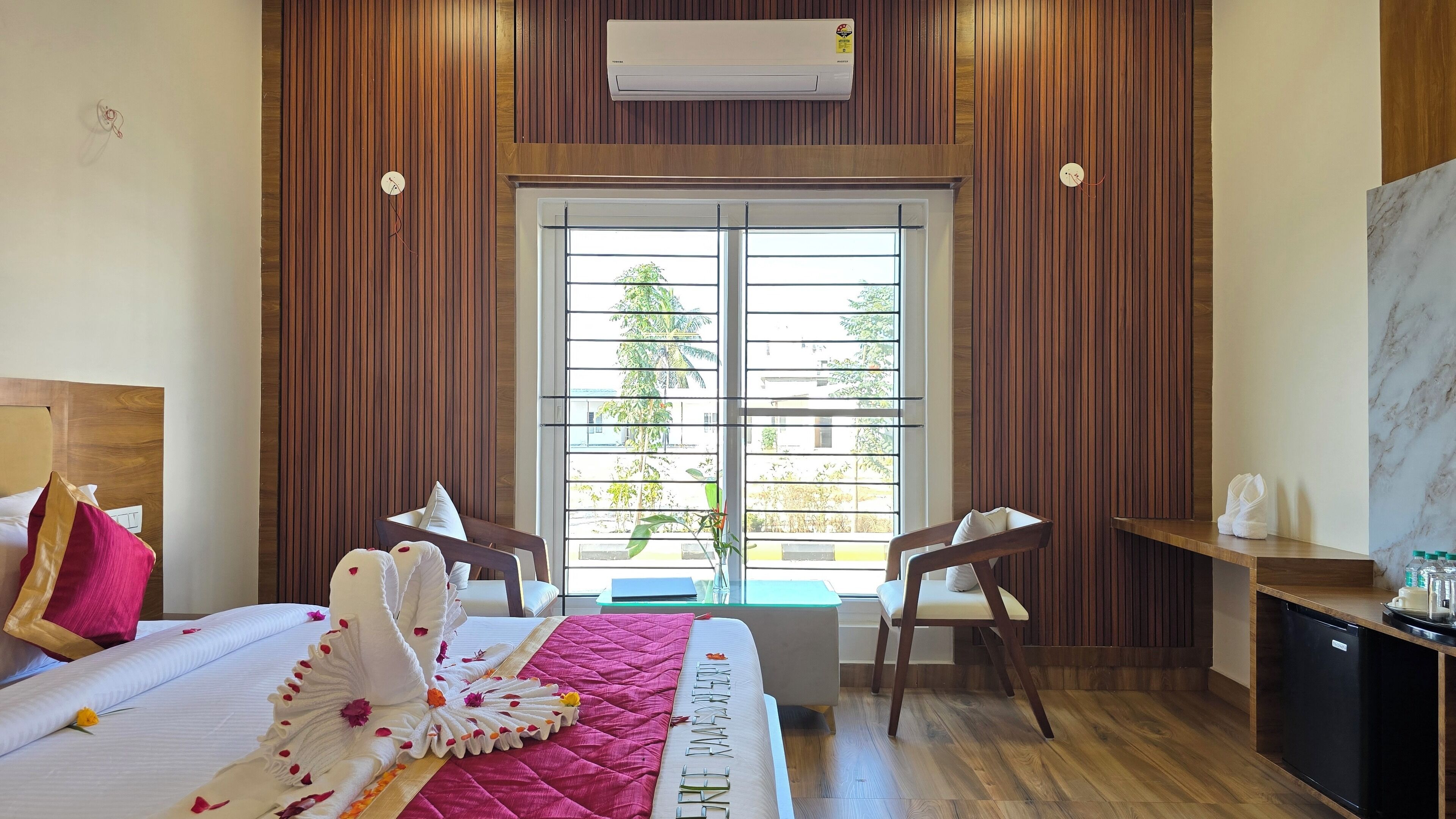 Villa de lujo, patio, vistas al jardín | Caja fuerte, escritorio, espacio para trabajar con un portátil