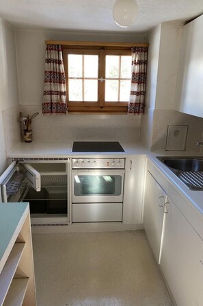 Kjøleskap, ovn og kjøkkenutstyr