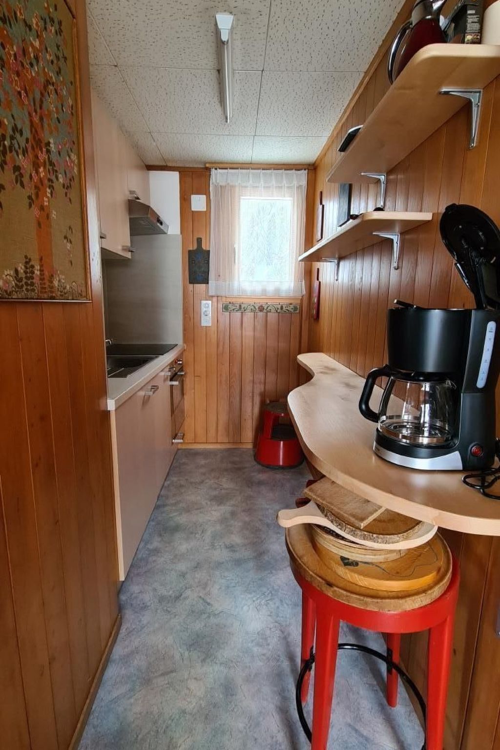 Réfrigérateur, four, batterie de cuisine, vaisselle et ustensiles