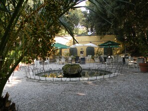 Outdoor dining - Wohnung mit Garten, Grill und Terrasse by Interhome (Castiglioncello)