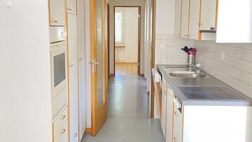 Fridge, oven, dishwasher, cookware/dishes/utensils