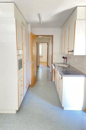 Jääkaappi, uuni, astianpesukone, keittoastiat/astiat/ruokailuvälineet