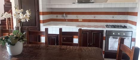 Réfrigérateur, four à micro-ondes, un four, lave-vaisselle