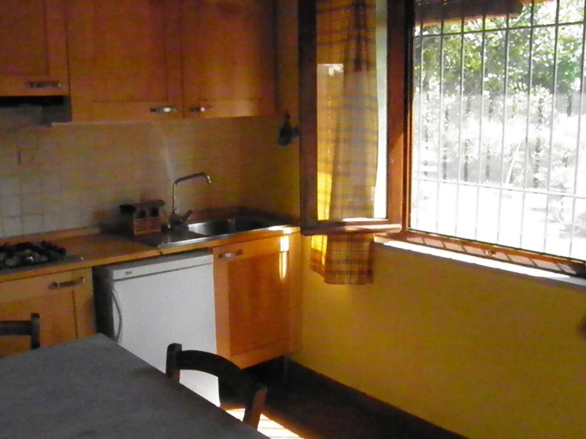 Réfrigérateur, batterie de cuisine, vaisselle et ustensiles