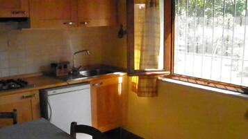 Réfrigérateur, batterie de cuisine, vaisselle et ustensiles