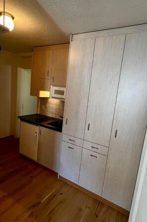 Kjøleskap, mikrobølgeovn, ovn og kjøkkenutstyr