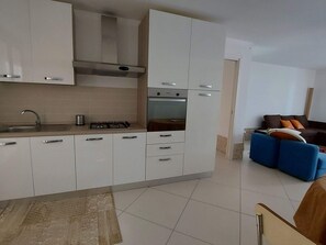 Fridge, microwave, oven, cookware/dishes/utensils - Villa Luigi, Unterkunft in der Villa, Parkplatz, Wallbox by Interhome (Capoterra)