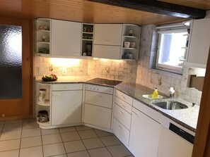 Kühlschrank, Ofen, Geschirrspüler, Kochgeschirr/Geschirr/Besteck