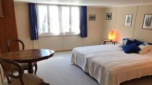 A hotel room with a bed, a table, and chairs. - Chalet Alpenblick 4-Bett Wohnung by Interhome (Lauterbrunnen)