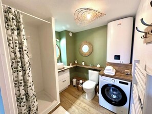 Ducha, secador de pelo, toallas y jabón