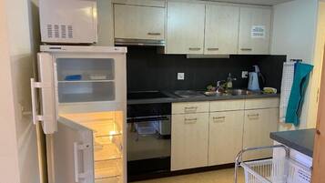 Kjøleskap, mikrobølgeovn, ovn og kjøkkenutstyr