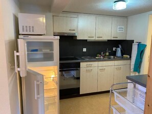 Kjøleskap, mikrobølgeovn, ovn og kjøkkenutstyr