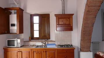 Réfrigérateur, micro-ondes, batterie de cuisine, vaisselle et ustensiles